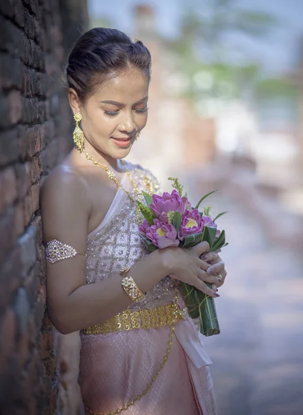 Retrato de asiático joven mujer usando tailandés tradición ropa h — Foto de Stock