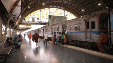 Bangkok Tayland - March2, 2018: tren yolcu bangkok kalbinde Hua Lamphong önemli demiryolu istasyonunda seyahat için bekleyen çok sayıda