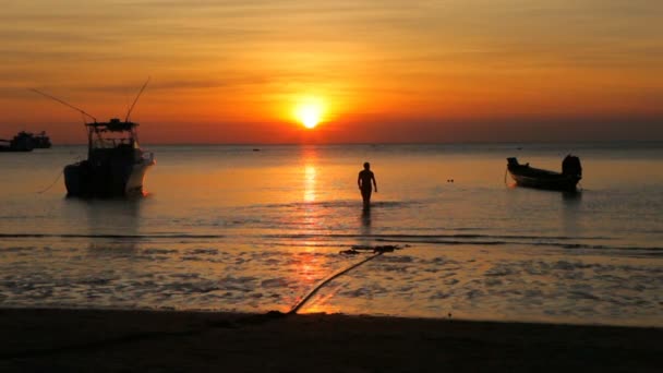 Άνθρωπος Χαλαρώνοντας Στην Παραλία Της Θάλασσας Ενάντια Όμορφο Ηλιοβασίλεμα Ουρανό — Αρχείο Βίντεο