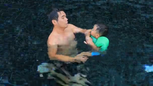 Padre Hijo Practican Nadar Piscina Agua — Vídeo de stock