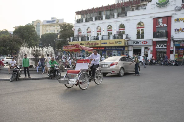 HANOI VIETNAM - NOV2,2017 : unidentified man riding cyclo in hea — Stock Photo, Image