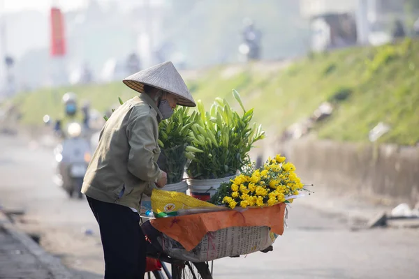HANOI VIETNAM - NOV3,2017 : unidentified flower seller in hanoi — Stock Photo, Image