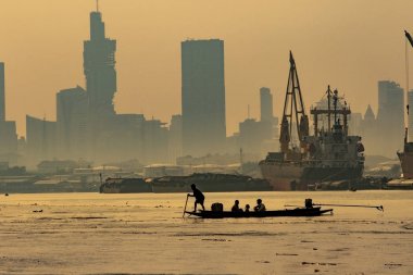 adam yelken long tail tekne chaopraya nehir b aile içi yaşam