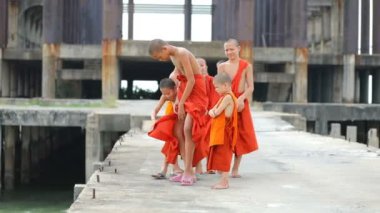 Pattaya Tayland - April16, 2018: mutluluk duygu Tay Budist tapınağı ile oynarken Budist acemi tanımlanamayan grup, Tay çocuk çoğunu bir acemi bir hayat zaman bir kez olması gerekir