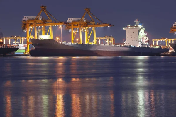 Barco contenedor grande acercándose en el puerto comercial para la carga —  Fotos de Stock