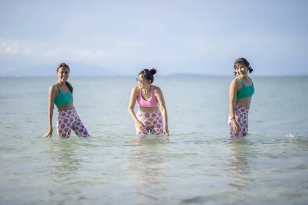 RAYONG THAILAND - MAGGIO 2,2018: tre donne asiatiche che indossano yoga sui — Foto Stock