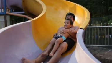 Asya aile mutluluk rahatlatıcı su havuzu ile oynarken