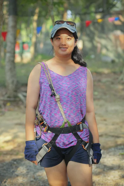 Asiatischer Teenager im Sicherheitsgurt-Anzug bereitet sich auf das Spielen vor — Stockfoto