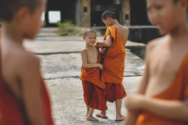 Pattaya thailand - 16.04.2018: unbekannte buddhistische Gruppe — Stockfoto