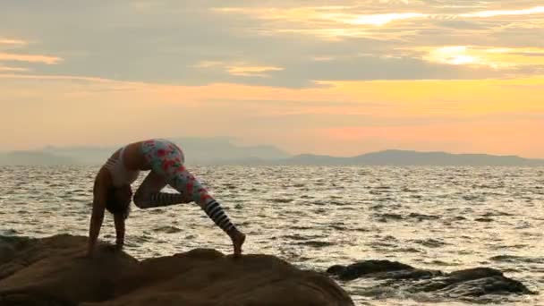 Kvinna Leker Yoga Posera Sea Beach — Stockvideo