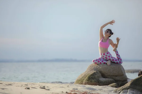 Asyalı kadın Yoga deniz kumsalda oynarken — Stok fotoğraf
