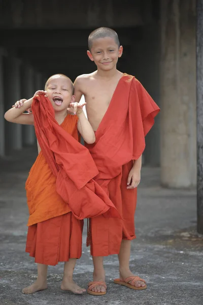 Pattaya Thailand April16 2018 Unidentified Two Buddhist Novice Playing Happiness — Stock Photo, Image