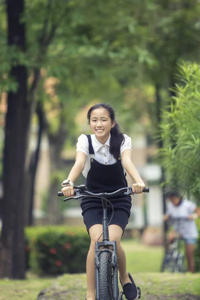 Toothy Sonriente Cara Asiático Adolescente Caballo Bicicleta Verde Park —  Fotos de Stock