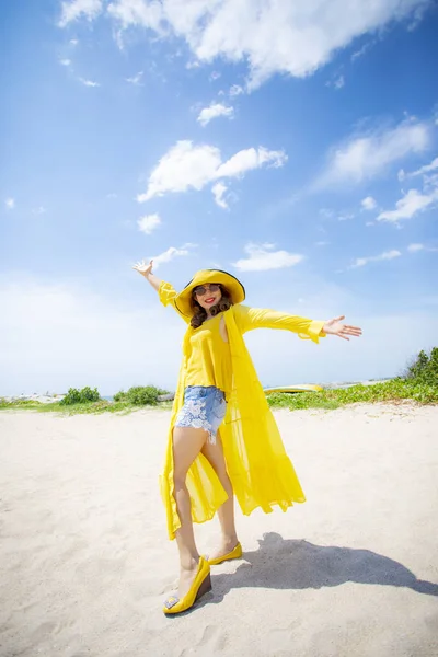 Hermosa asiática joven mujer usando amarillo vestido relajante en — Foto de Stock