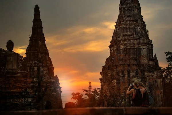 Tourist, der ein Foto in wat chai wattanaram ayutthaya Welt macht, die er — Stockfoto