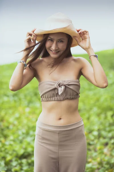 Ritratto di bella asiatico giovane donna dentino sorridente faccia wi — Foto Stock