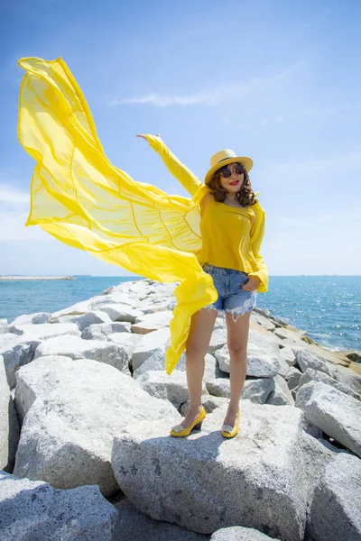 Mooie aziatische vrouw dragen gele kleren staan op zee bea — Stockfoto