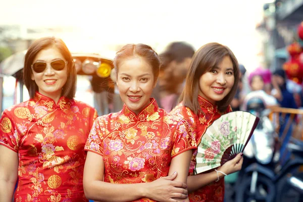 Groep van Aziatische vrouw het dragen van Chinese traditie kleding toothy SM — Stockfoto