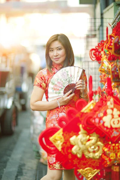 Mujer asiática usando ropa de tradición china con bambú chino —  Fotos de Stock