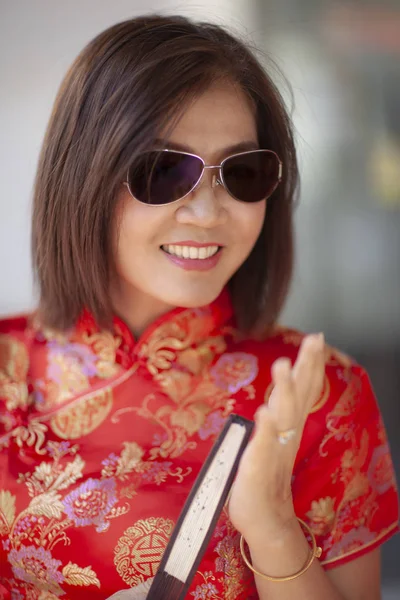 Asiatische Frau in chinesischer Traditionskleidung mit chinesischem Bambus — Stockfoto