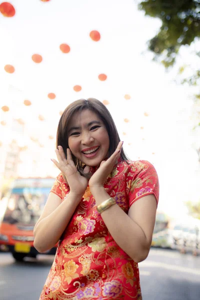 Mujer asiática vistiendo chino tradición ropa felicidad sonriendo — Foto de Stock