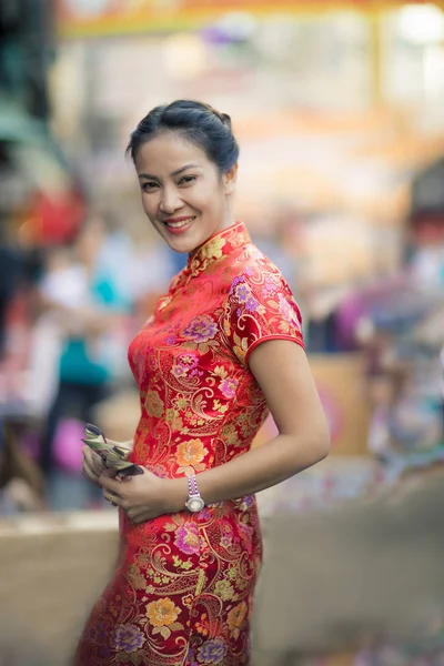 Asiático mujer usando chino tradición ropa toothy sonriendo fac —  Fotos de Stock