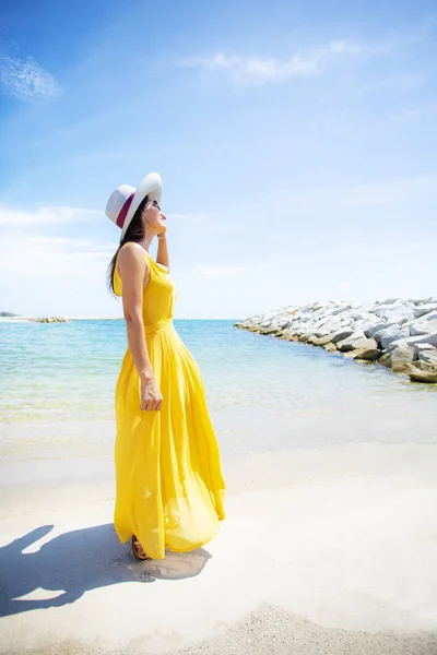 Hermosa asiática joven mujer usando amarillo vestido relajante en — Foto de Stock