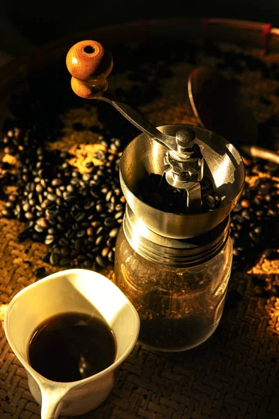 Кофемолка и жареная кофейная зёрна — стоковое фото
