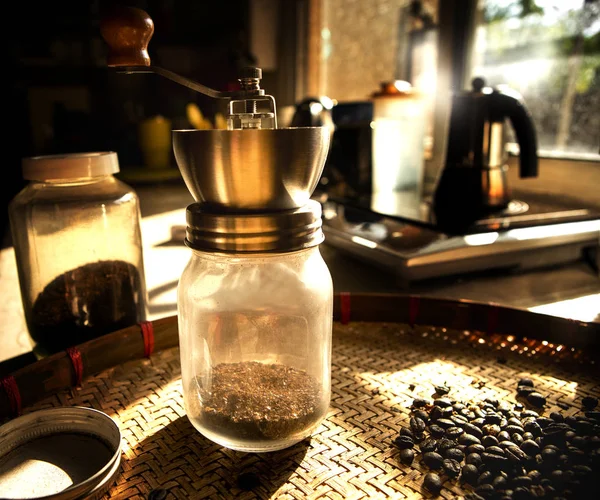 咖啡研磨机和咖啡豆烘焙 — 图库照片