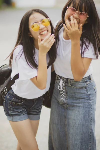 Dois asiático adolescente rindo com felicidade rosto — Fotografia de Stock
