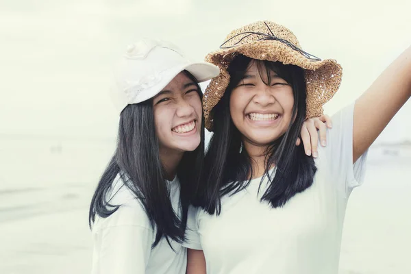 Dentino sorridente faccia di due asiatico adolescente felicità emozione — Foto Stock