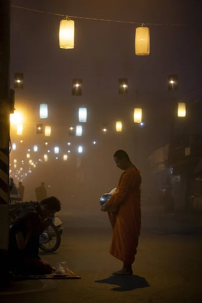 Maehongsorn tailândia- 22 de janeiro de 2017: thai buddhist monk receiving — Fotografia de Stock