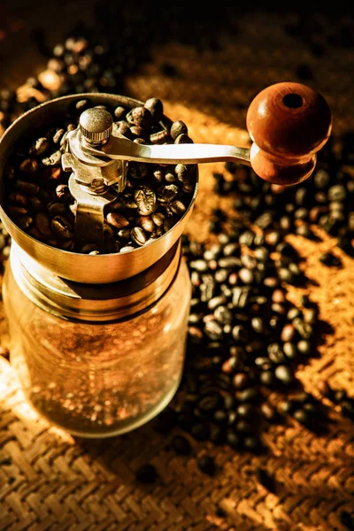 Mlýnek na kávu a pražená kávová zrna — Stock fotografie