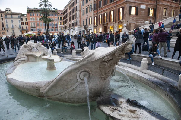 Itália roma - novembro8,2016: grande número de turistas sentados i — Fotografia de Stock