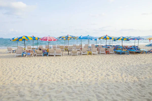 Sillas de playa y sombrillas en un hermoso lugar junto al mar — Foto de Stock