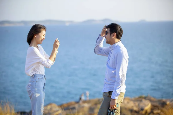 Younger asian couples taking a photograph by smartphone with hap — Stock Photo, Image