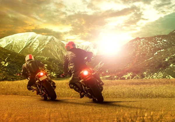 Dos ciclistas en carretera de montaña — Foto de Stock