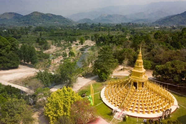 Tayland 'ın Saraburi merkezindeki altın Budist tapınağının havadan görünüşü — Stok fotoğraf