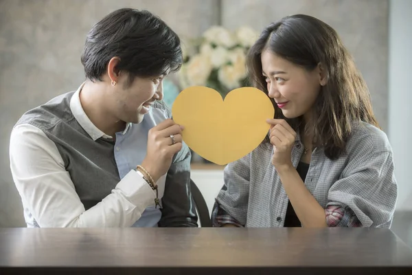 Asyalı erkek ve kadın kalp şekli kağıt tutan çiftler zekâ kesmek — Stok fotoğraf
