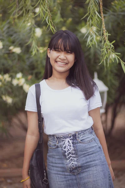 Zahm lächelndes Gesicht eines asiatischen Teenagers, der sich entspannt und glücklich fühlt — Stockfoto