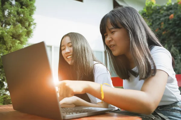 Dva asijské teenager štěstí a hledá na počítač labtop — Stock fotografie