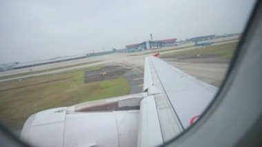 Hanoi havaalanı Vietnam 'dan kalkan uçağın pencere manzarası