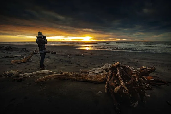 Fotografo Scattare Una Fotografia Tramonto Hotika Spiaggia Sud Nuova Zelanda — Foto Stock