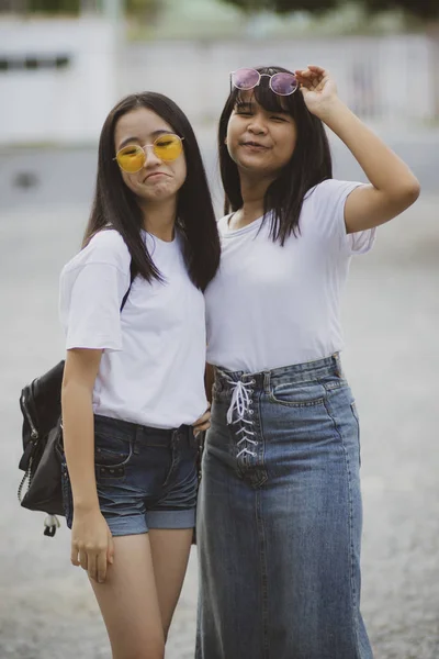Portret Dwóch Azjatyckich Nastolatków Relaksujących Się Szczęściem Zielonym Parku — Zdjęcie stockowe