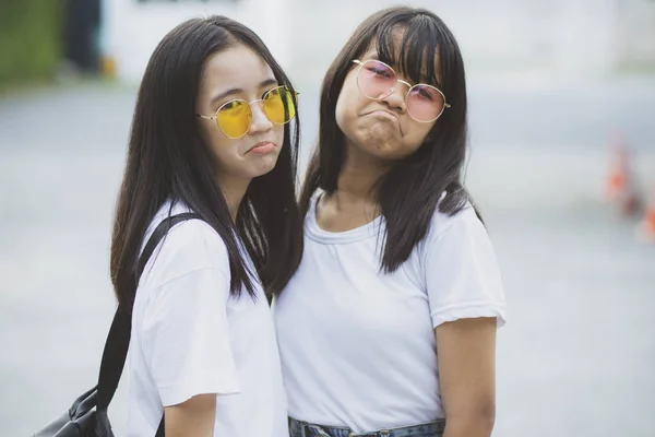 Portret Dwóch Azjatyckich Nastolatków Relaksujących Się Szczęściem Zielonym Parku — Zdjęcie stockowe