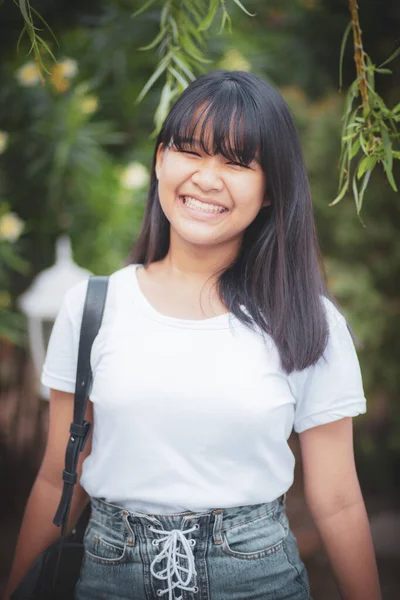 Dentino Sorridente Faccia Asiatico Adolescente Piedi All Aperto Felicità Emozione — Foto Stock