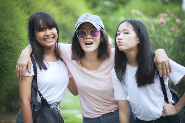 Азіатська Жінка Двоє Підлітків Щасливі Відпочинком Зеленому Парку — стокове фото