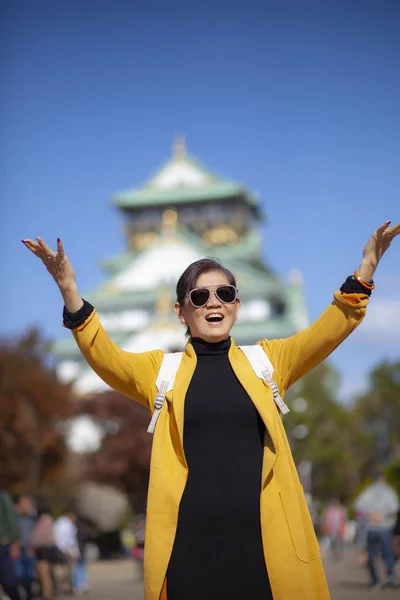 Mujer Asiática Atanding Frente Osaka Castillo Con Felicidad Relajante — Foto de Stock