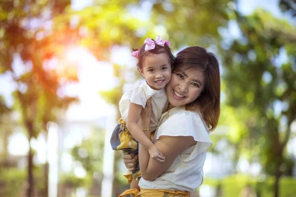 Bliska Szczęście Twarz Azji Matka Mała Córka Toothy Uśmiechnięty Odkryty — Zdjęcie stockowe