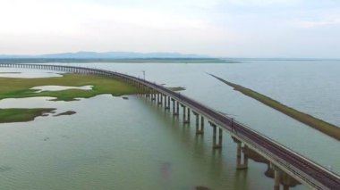 Tayland 'ın orta kesimindeki Lopburi barajında demiryolu kavşağının havadan görünüşü